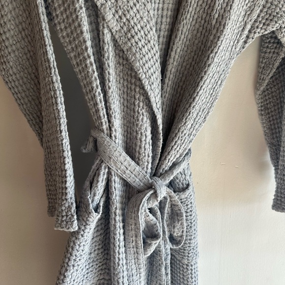 NWT Gray Textured Robe - Picture 5 of 6